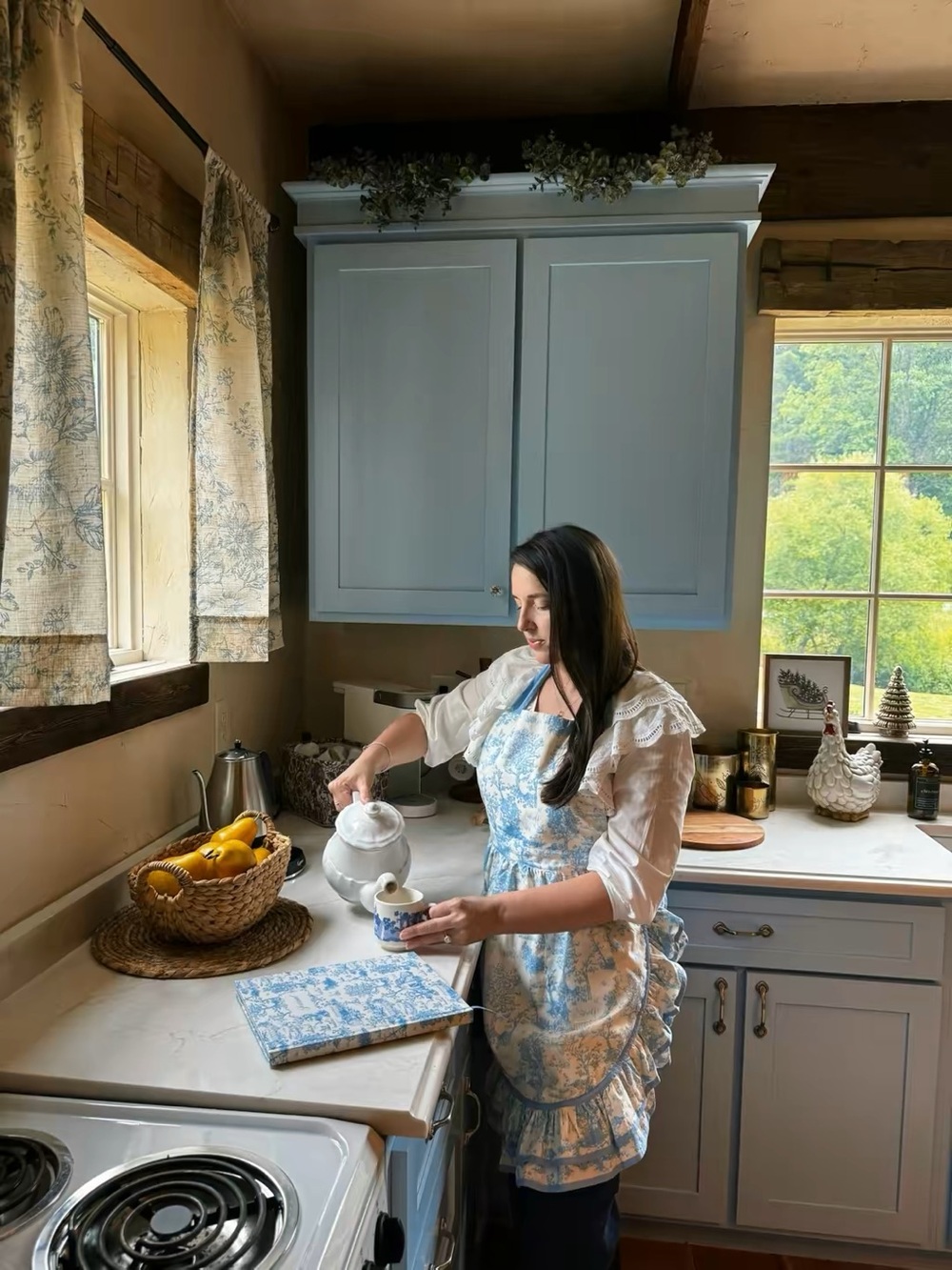 Classic Blue toile Apron for Women - Vintage-Inspired Kitchen Apron